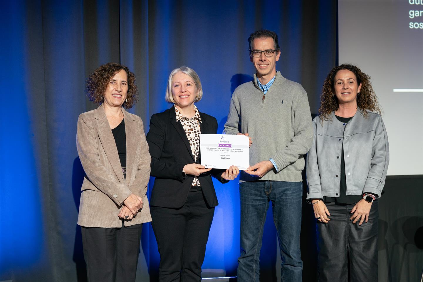 El equipo de SwiftON recogiendo el premio sobre el escenario con la presidenta del CETT, la Dra. Maria Abellanet i Meya